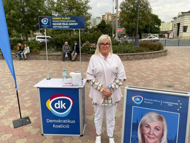Zaklatásnak élte meg Ráczné Földi Judit az újságírói kérdéseket március 15-én