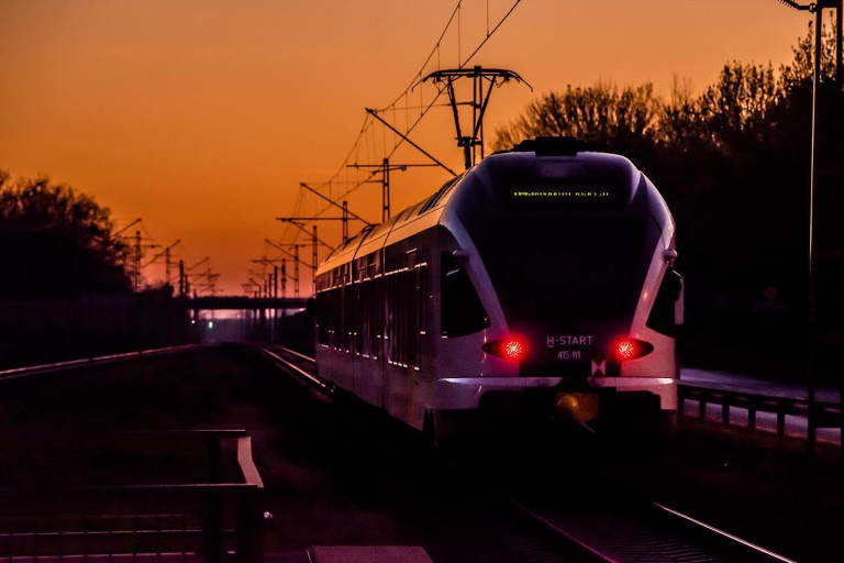 Közlekedő vonatra szakadt a felsővezeték Budapesten
