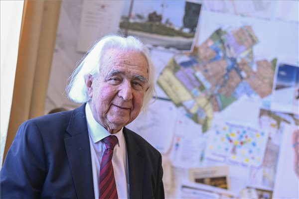 Lemondott a Veresegyházat 58 éve vezető Pásztor Béla polgármester