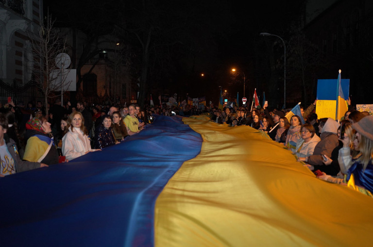 Háborús évforduló: az orosz nagykövetségig vonultak a tüntetők