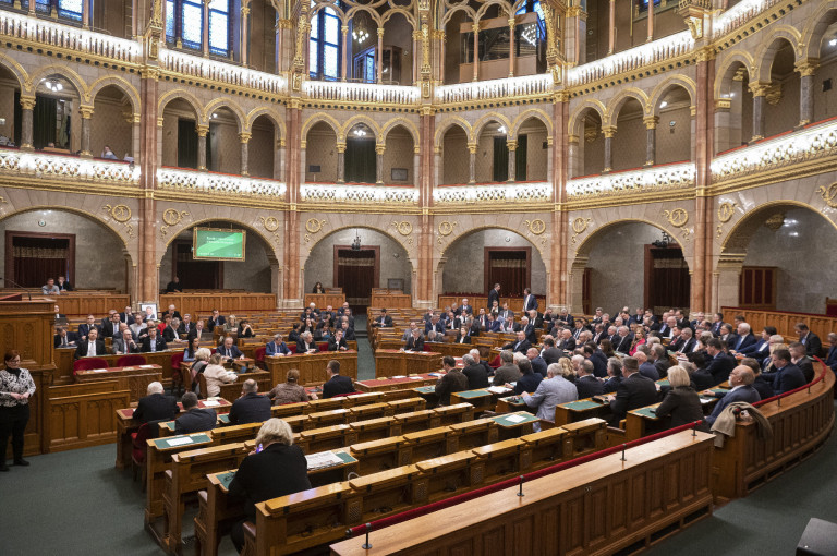 Megszavazta az Országgyűlés: megszűnik az orvosok kötelező kamarai tagsága