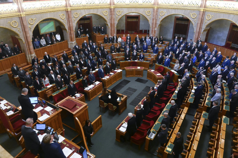 Bekerül az alaptörvénybe a települések önvédelme, a kormány dönthet az állampolgárság felfüggesztéséről