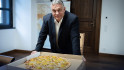 Orbán bevágta a narancsos pizzát és elkészült az ünnepi beszédével