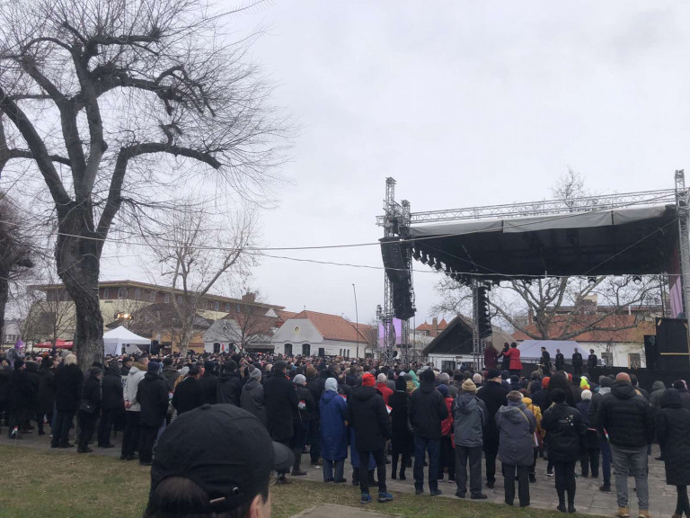 Kordonok mögött, nyugdíjas közönség előtt beszél Orbán Kiskőrösön
