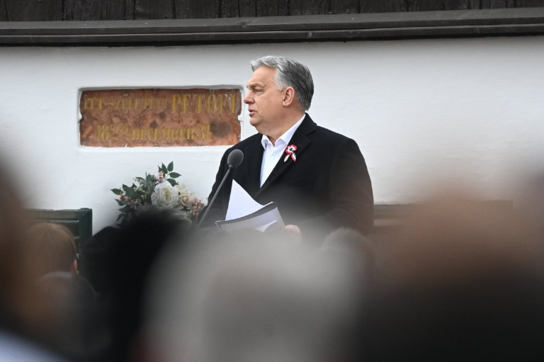 Kormányellenes tiltakozókat vegzáltak az Orbán-hívők a miniszterelnöki beszéd közben