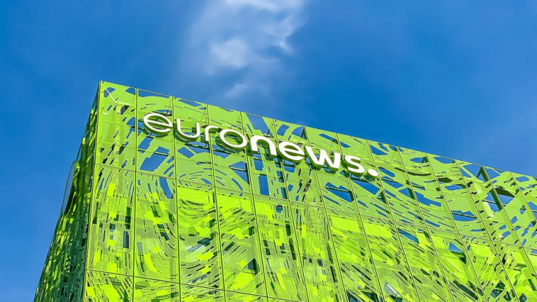 Elbocsátások az Euronews-nál: a budapesti szerkesztőséget nem érintik