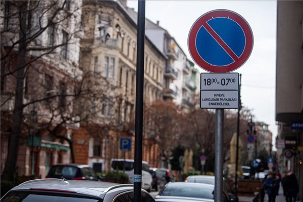 Hétfőtől 10 ezer forintra büntetik a lakossági engedély nélkül parkolókat a IX. kerületben