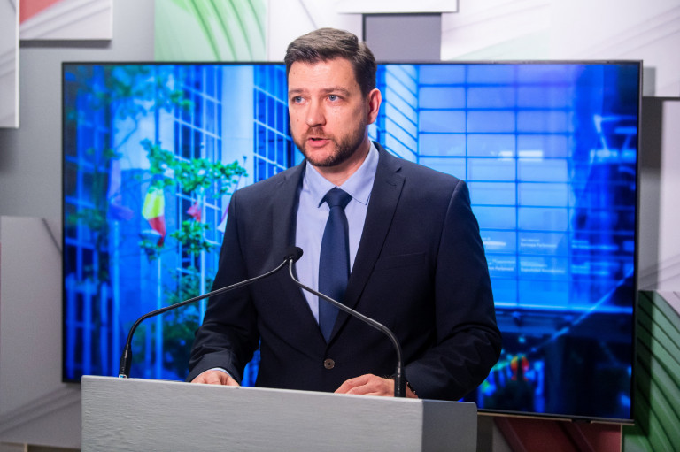 Megnyitotta brüsszeli központját a közmédia, a hírhamisító Papp Dániel hitelességről szónokolt az átadón