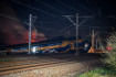 Összeütközött két vonat Hollandiában, az egyik kisiklott és meggyulladt
