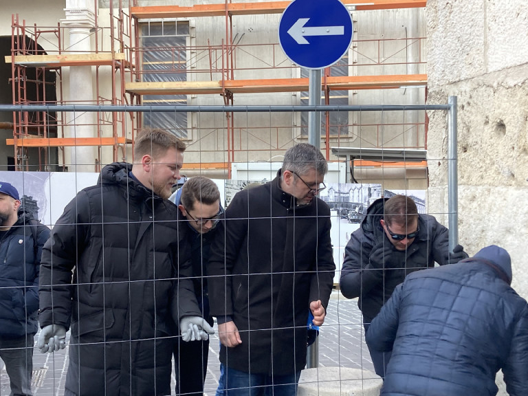 Semjén, picsogók, kordonbontás a Karmelitánál