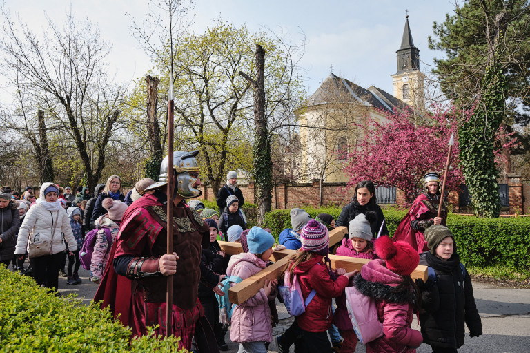 Gyerekekkel vitették a keresztet Makón, hogy újrajátsszák Jézus Golgotára vezető útját