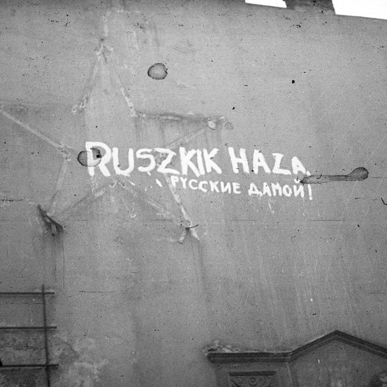 Meglepődött a kormány a Ruszkik haza-plakátokon