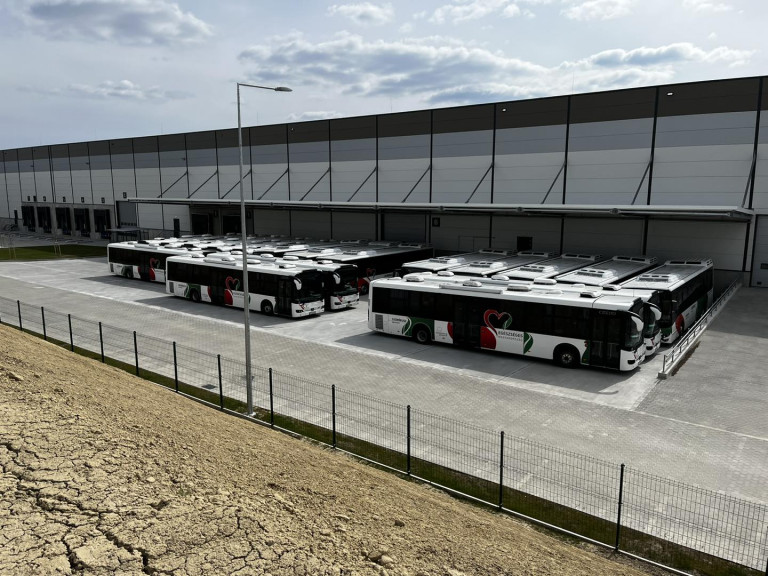 Hadházy: Egy Páty melletti telepen állnak a 2,75 milliárd forint uniós támogatásból vásárolt szűrőbuszok