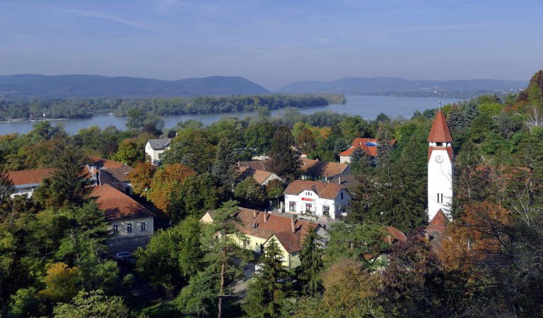 Tettlegességig fajult Zebegényben a frissen menesztett polgármester és egy képviselő hajnali vitája, miközben égett egy ház