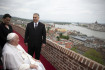Ferenc pápa megcsodálta Orbán erkélyéről a panorámát