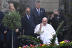 Hajléktalanok közt élő papnak csókolt kezet a pápa