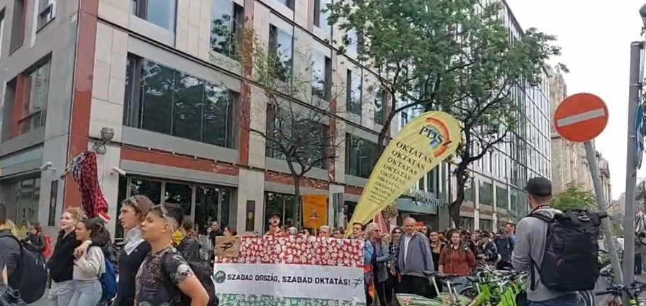 Folytatódik a tüntetés a státusztörvény ellen