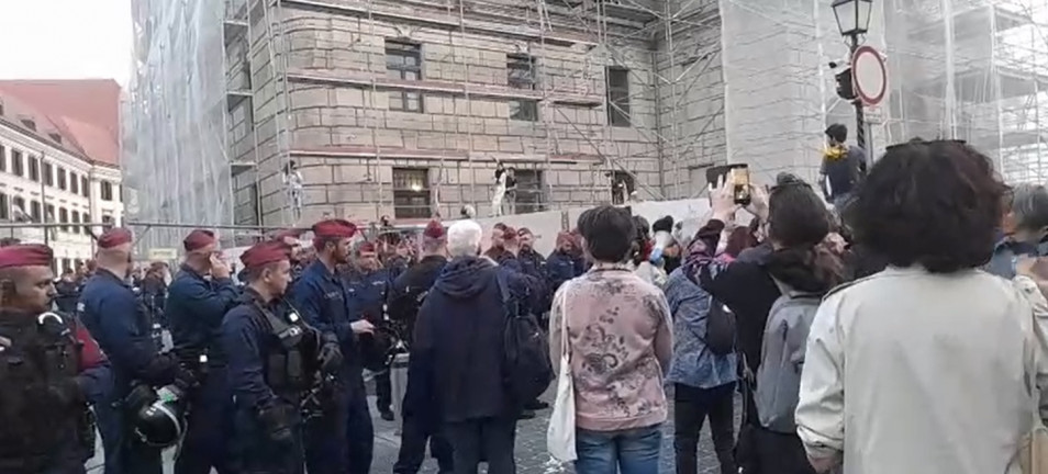 Összecsaptak a diákok a rendőrökkel a Karmelitánál