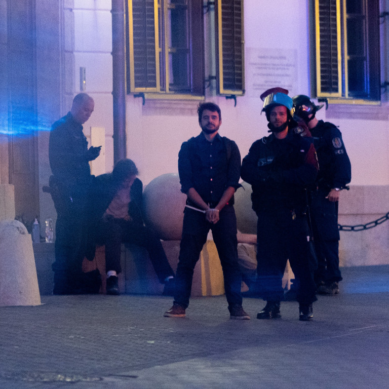 Éjjel kiengedték Tompos Mártont a rendőrségről