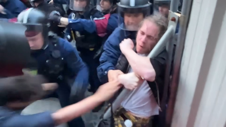 Nem tesz panaszt a Karmelitánál könnygázzal arcba fújt és előállított 17 éves diák 