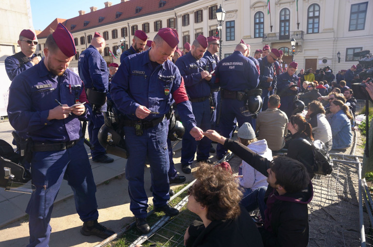 Sorra hívja be a rendőrség a Karmelitánál tüntető diákokat