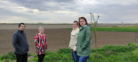 Debreceni akkugyár: a jogszabályok és egy ígéret betartását kérik számon a mikepércsi anyák
