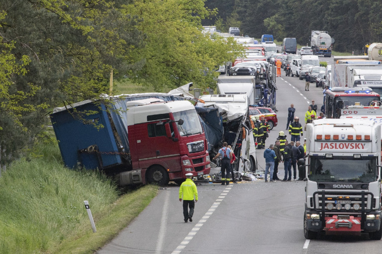Súlyos balesetet szenvedett egy magyar autóbusz Szlovákiában