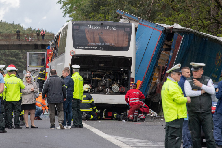 Súlyos arc-, medence- és alsóvégtag-sérüléseket szenvedett a szlovákiai buszbaleset több sérültje