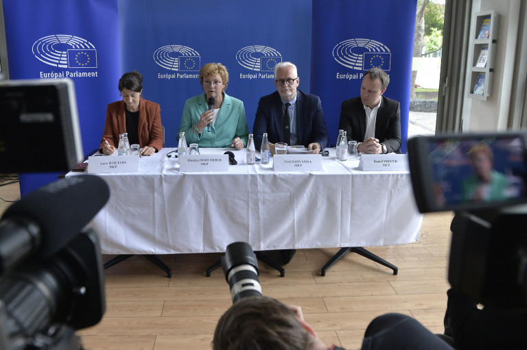 Az EP delegációja: „nem szeretnénk, ha az európai pénzekből Orbán Viktor családja gazdagodna”