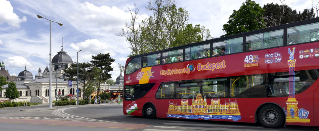 Jordán milliárdos és Tiborcz-közeli vállalkozó járt jól a városnéző buszok áfacsökkentésével