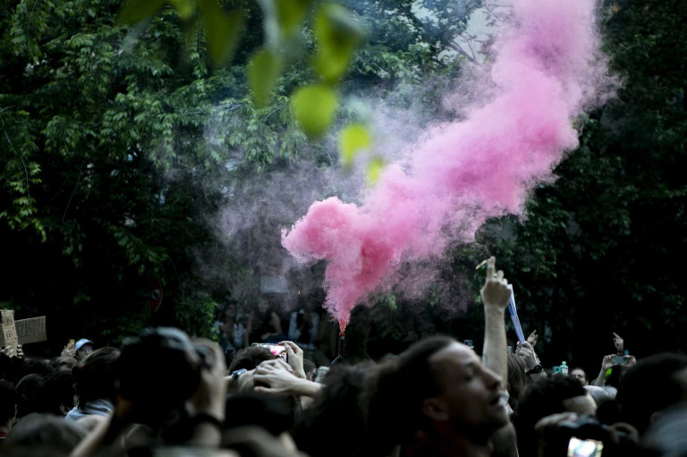 Papírrepülőket, majd keményebb tárgyakat is dobáltak a tüntetők