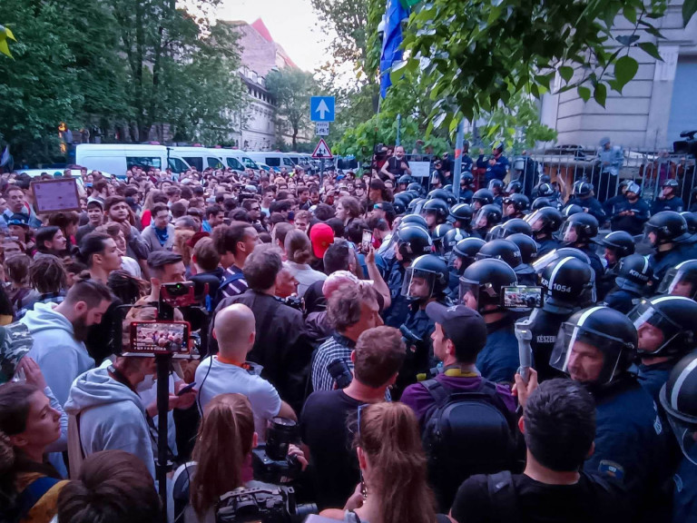 A tüntetők egy csoportja a Fidesz székházhoz akart eljutni, dulakodás kezdődött a rendőrökkel