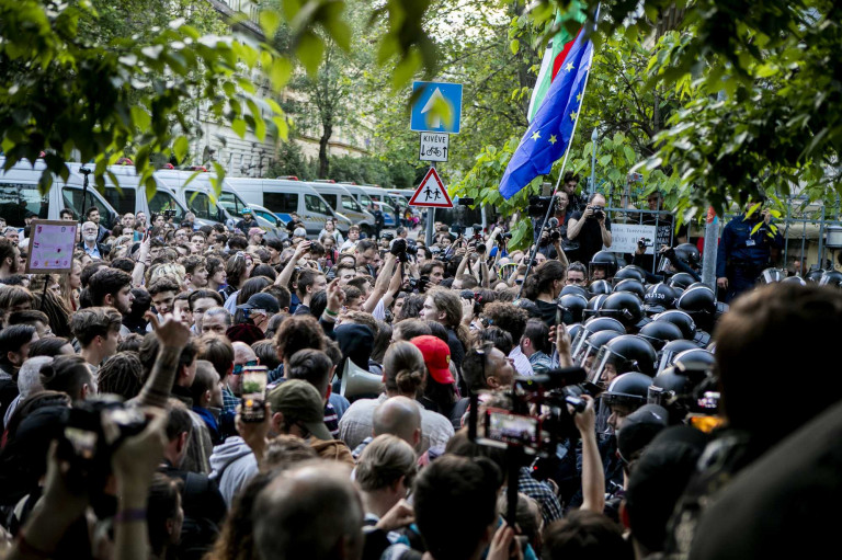 A rendőrség szerint a pénteki tüntetésen csak azért került elő egy sokkoló, mert az egyik rendőr kipróbálta, működik-e