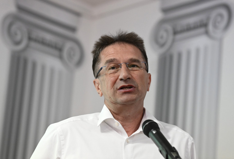 Visszakapta a korrupcióval vádolt Völner Pál a családi luxusautókat