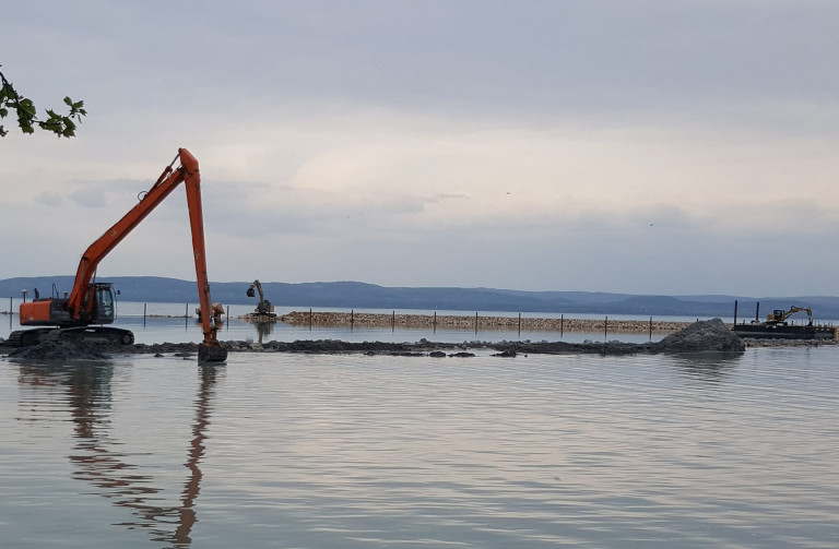 Balatonföldvári strandkikötő: utolsó napjukon még egy hidat is megszavaztak a képviselők