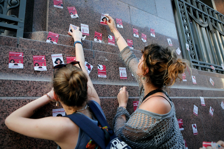 Megbírságolták Törley Katalint, mert a város „felmatricázására” biztatta a tüntetőket