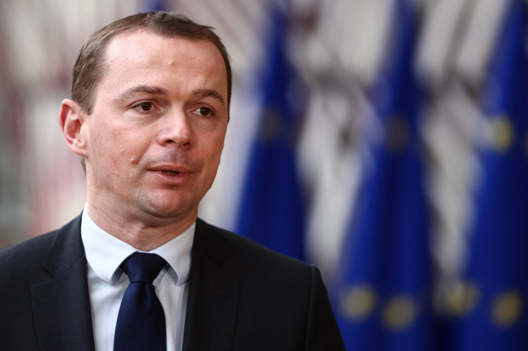 Korrupció gyanújával bíróság elé állítják a francia munkaügyi minisztert