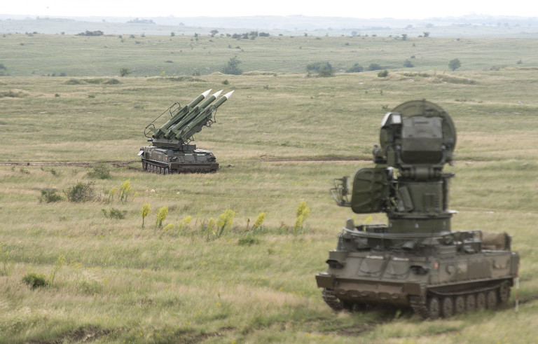 Háborúpártinak nevezte a lőgyakorlatok zaja miatt érdeklődő független képviselőt a minisztérium