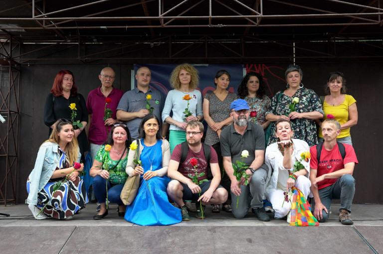 Békés demonstráción köszöntötték tanáraikat a Belügyminisztériumnál tüntető diákok