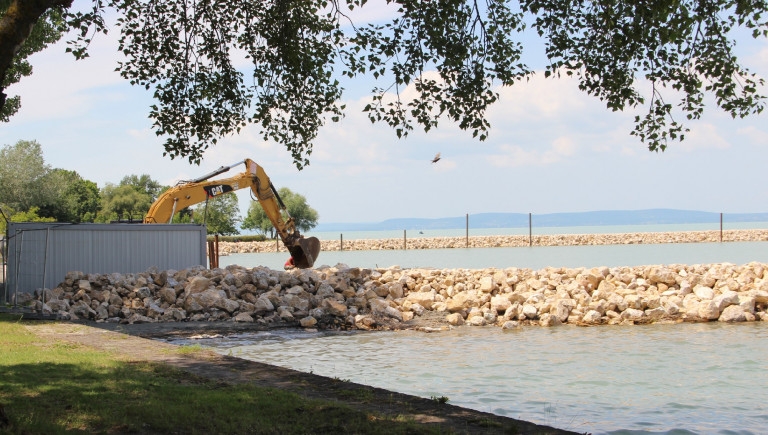 Leállt a balatonföldvári „strandkikötő” építése