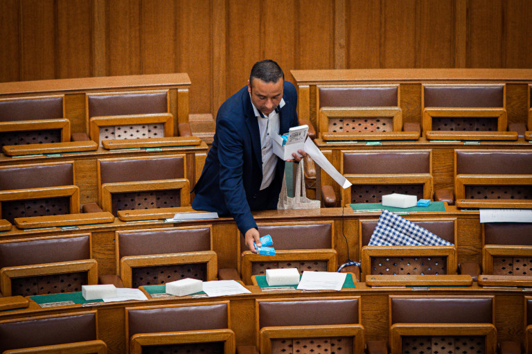 Csomagot vitt a Momentum a státusztörvény vitájára