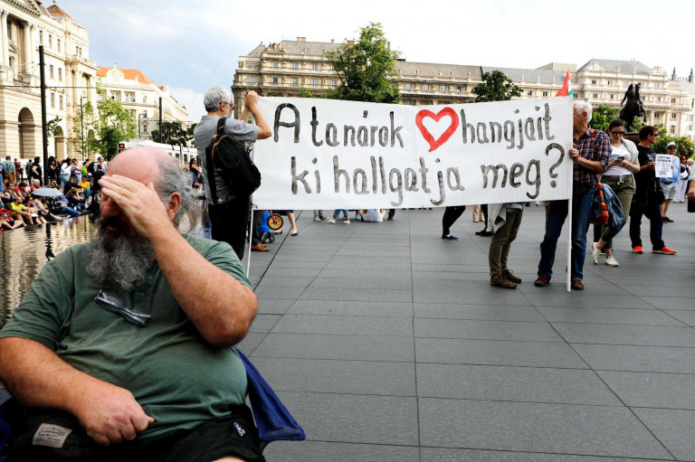 Még két hétig lehetséges, hogy rendkívüli lemondással távozzanak a tanárok