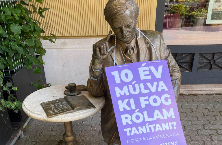 „10 év múlva ki fog rólam tanítani?” – Köztéri szobroknál akciózott a Momentum