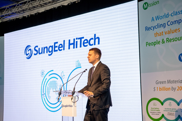 A kormányhivatal ellenőrei is rosszul lettek a bátonyterenyei akkufeldolgozóban