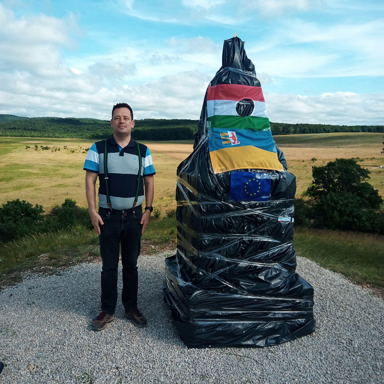 Fekete nejlont tekertek a szovjet hősi emlékműre