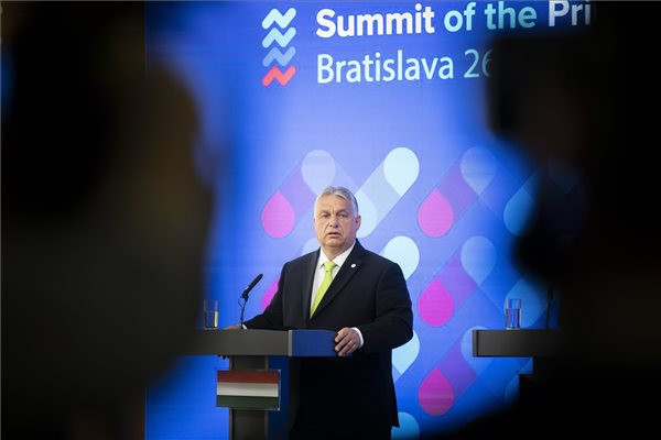 Orbán szerint nincs ok változtatni a magyar külpolitika irányultságán