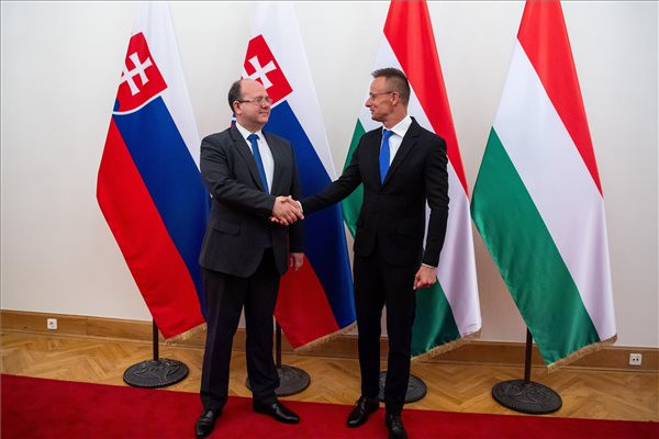 Még egy évig orosz olajat importálna a magyar és a szlovák kormány