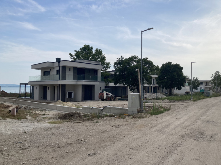 Térképen mutatjuk, hogyan építi körbe a NER a Balatont