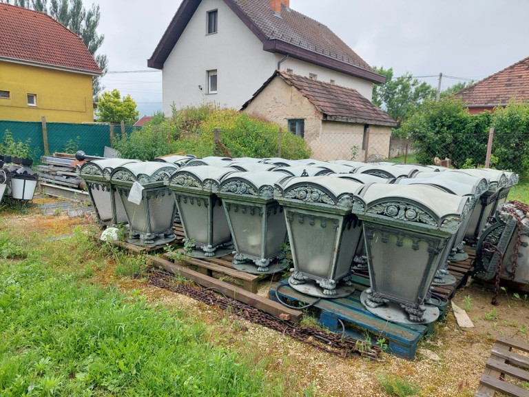 Árverésre bocsátja a Lánchíd kandelábereit a főváros