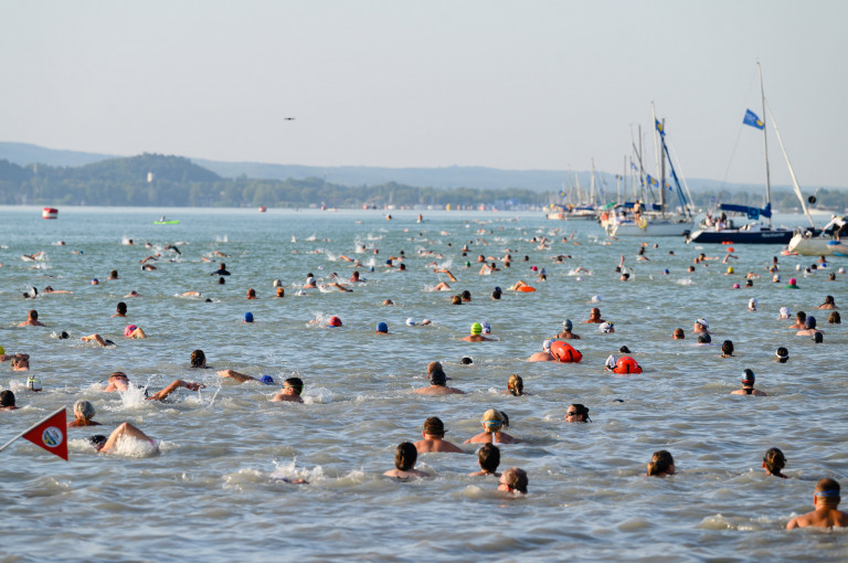 Így lett Európa egyik legnagyobb tömegsporteseménye a Balaton-átúszás